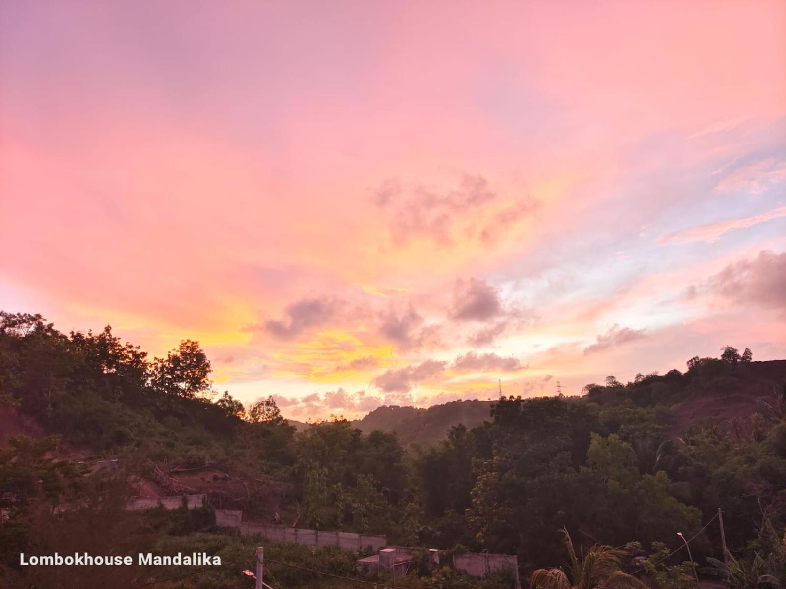 Готель Lombokhouse Mandalika Kuta  Екстер'єр фото