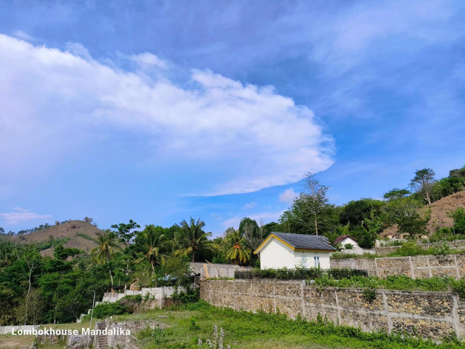 Готель Lombokhouse Mandalika Kuta  Екстер'єр фото