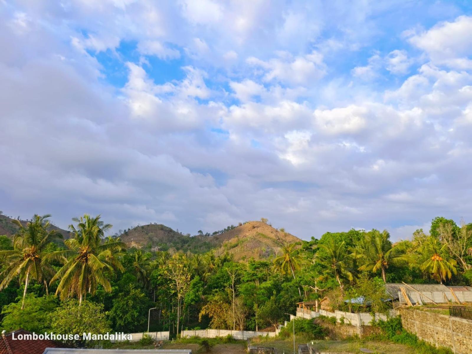 Готель Lombokhouse Mandalika Kuta  Екстер'єр фото
